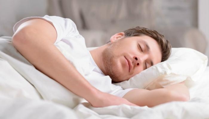 طبيب أمراض عصبية يكشف عن أفضل وضعية للنوم