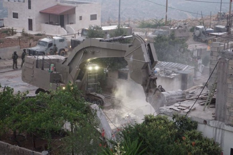 جرافات الاحتلال تهدم بنايتين في العيزرية