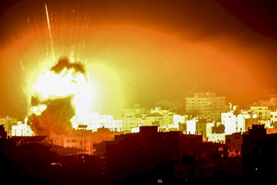 قصف عنيف على غزة وجيش الاحتلال يصدر بيانا