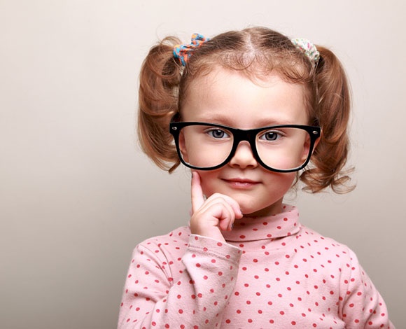 هل يحتاج طفلك إلى نظارة طبية؟