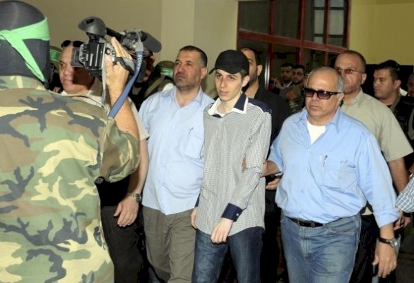 كم أسير تحرر بموجب الاتفاقيات السياسية منذ اتفاق أوسلو؟