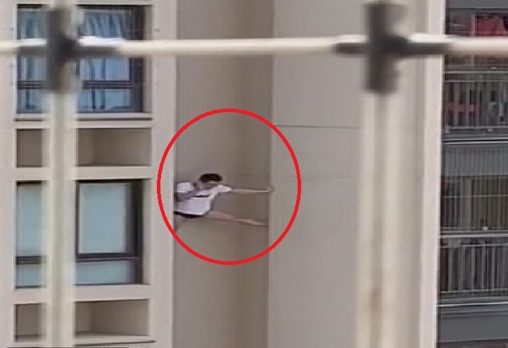 فيديو.. هكذا انقذ صيني نفسه بعد سقوطه من مبنى كبير