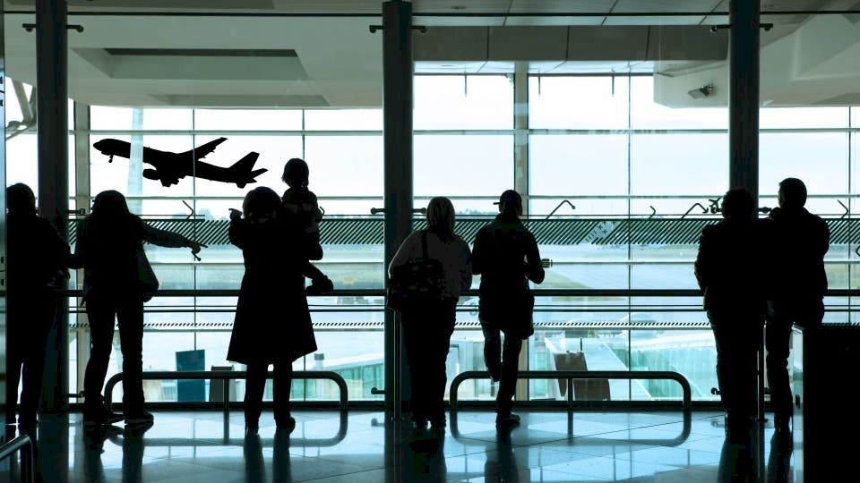 أوبئة تهدد حياة الملايين.. ما علاقة الطائرات؟