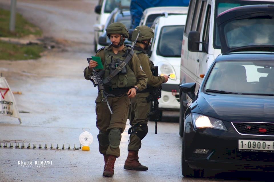 الاحتلال يواصل اغلاق مدخل عزون شرق قلقيلية