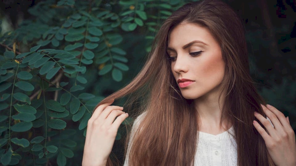 هذه الأسباب تجعل شعركِ يتكسّر.. وهذه الحلول لتفاديها