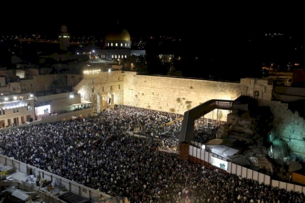 القدس المحتلة: آلاف المستوطنين يقتحمون حائط البراق 