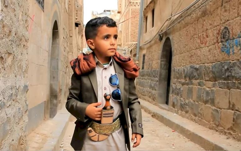 فيديو| ملحن لبناني شهير يتبنى الطفل اليمني "بائع الماء"
