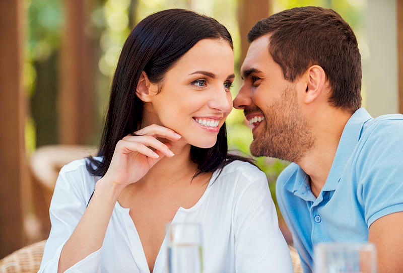 أسباب تجعل النساء يتحدثن أكثر من الرجال