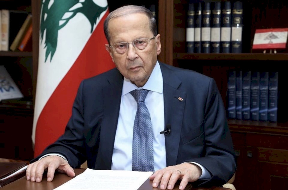 الرئيس اللبناني يقبل استقالة الحريري
