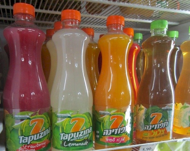 فيديو| في يوم المُنتج الفلسطيني.. احدى محلات البيرة يروج لعصائر اسرائيلية! 