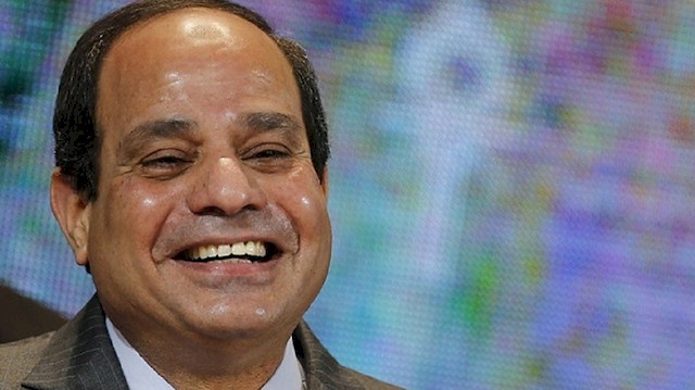 بالفيديو.. السيسي يعاتب وزيرا على الهواء