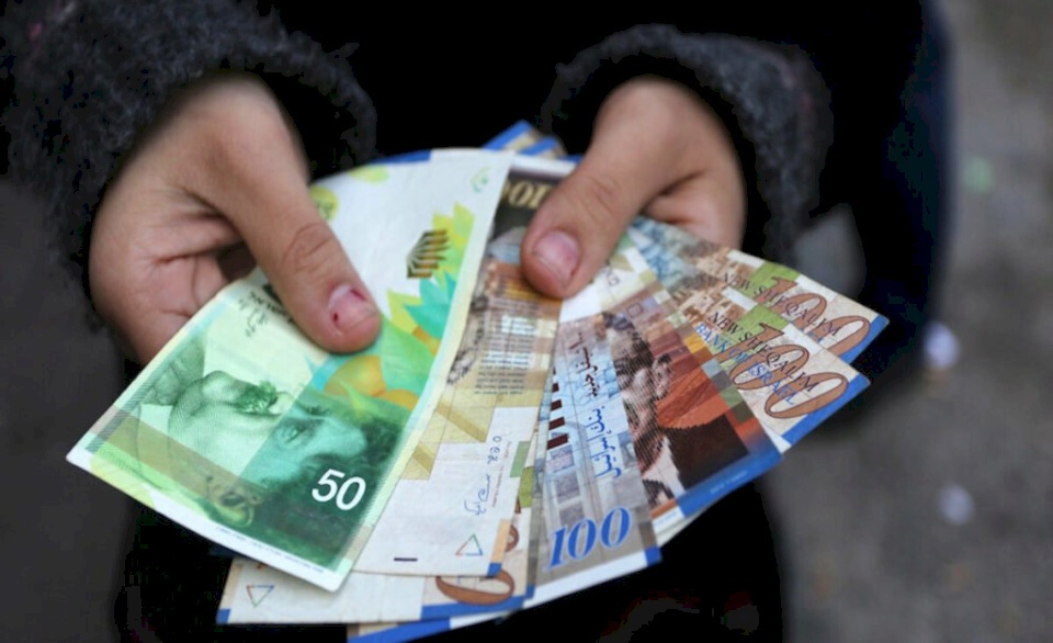 "المالية" تحدد موعد صرف الرواتب.. وقرارات جديدة لموظفي غزة