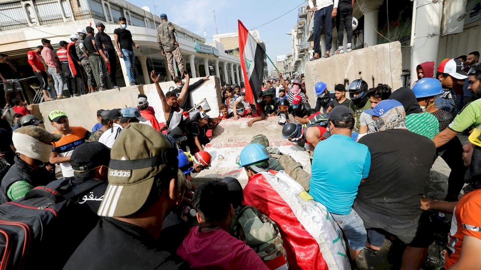 العراق.. عدد القتلى بازدياد والأمن يغلق معظم شوارع البصرة