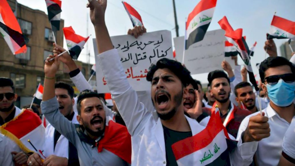 الحكومة العراقية تهدد المتظاهرين
