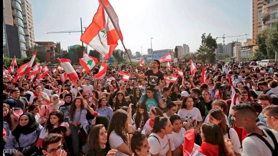 مظاهرات حاشدة أمام منازل مسؤولين في لبنان
