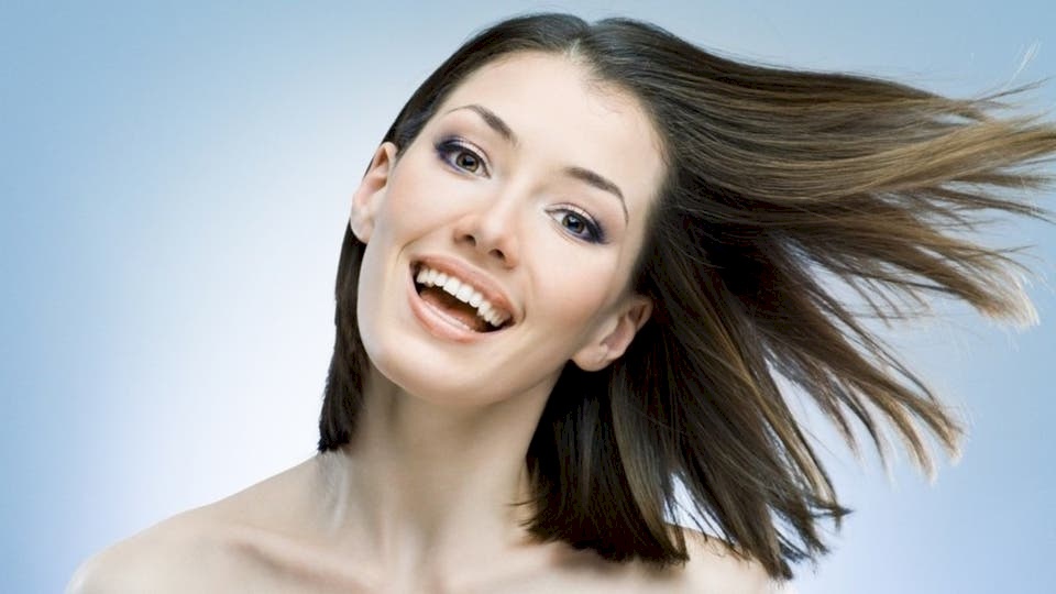 أسباب لتساقط الشعر لدى النساء بين الصح والخطأ