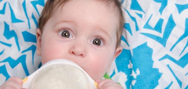 دراسة تدعم بدء إطعام الطفل من الشهر الرابع