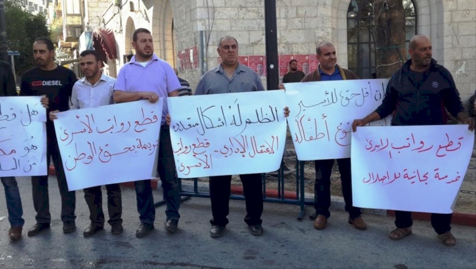 الأجهزة الأمنية تُزيل خيام الأسرى المحررين المعتصمين وسط رام الله