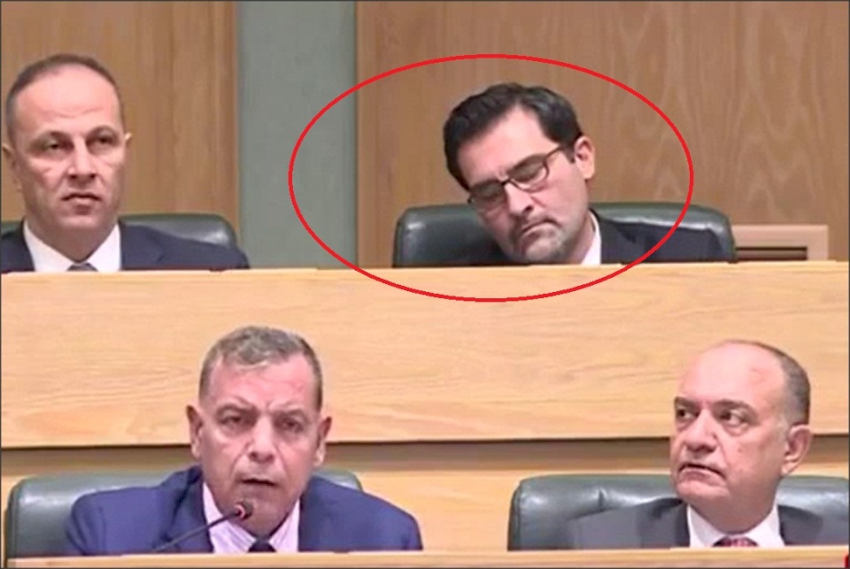 فيديو| وزير النقل الأردني نائماً في جلسة برلمانية.. اليكم الحقيقة