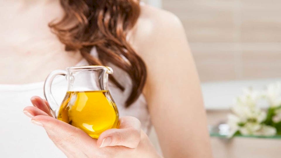 فوائد لا تنتهي لجمالك من زيت الزيتون
