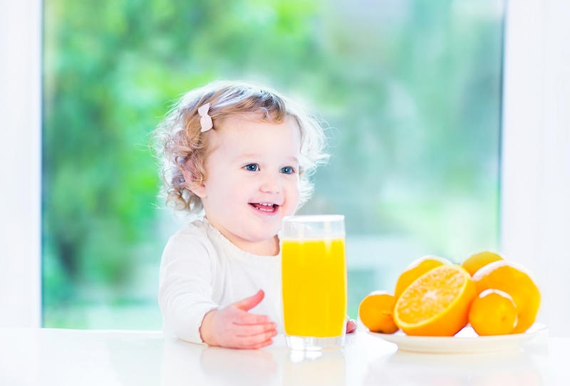 الحمضيات تسبب تآكل الأسنان الأطفال