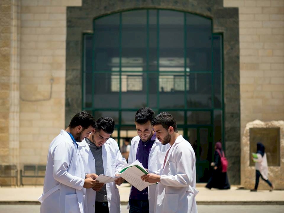 جامعة القدس: جميع خريجي كلية الطب نجحوا بامتحان المزاولة الإسرائيلي