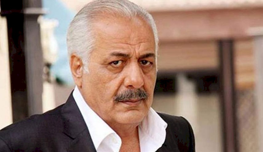 أيمن زيدان ينشر صورة نادرة مع والدته قبل 58 عاما