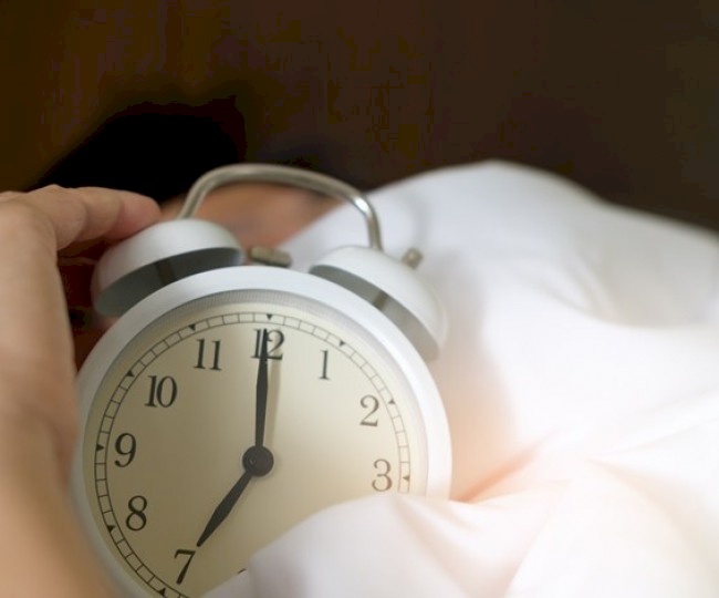 علماء يحذرون من قلة وزيادة النوم