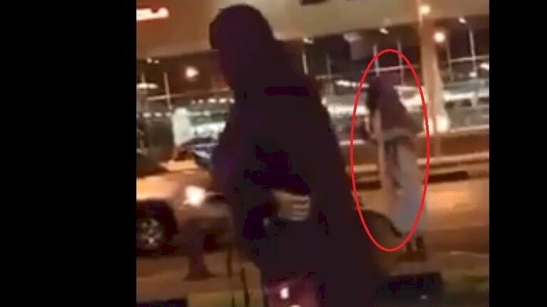 واعظ سعودي يرمي فتاة بالحذاء في الشارع ويشتمها: "يا زانية"