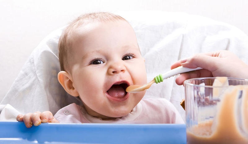 متى تقدم الأطعمة الصلبة للطفل الرضيع؟