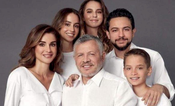 الملكة تنشر صورة لعائلتها وتهنئ الأردنيين