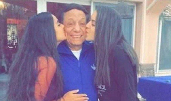صورة تحدث ضجة لفتاتين يقبلن الفنان عادل إمام