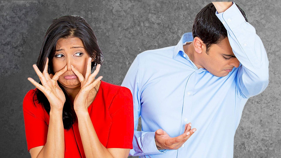 انتبه... أطعمة تجعل رائحتك كريهة