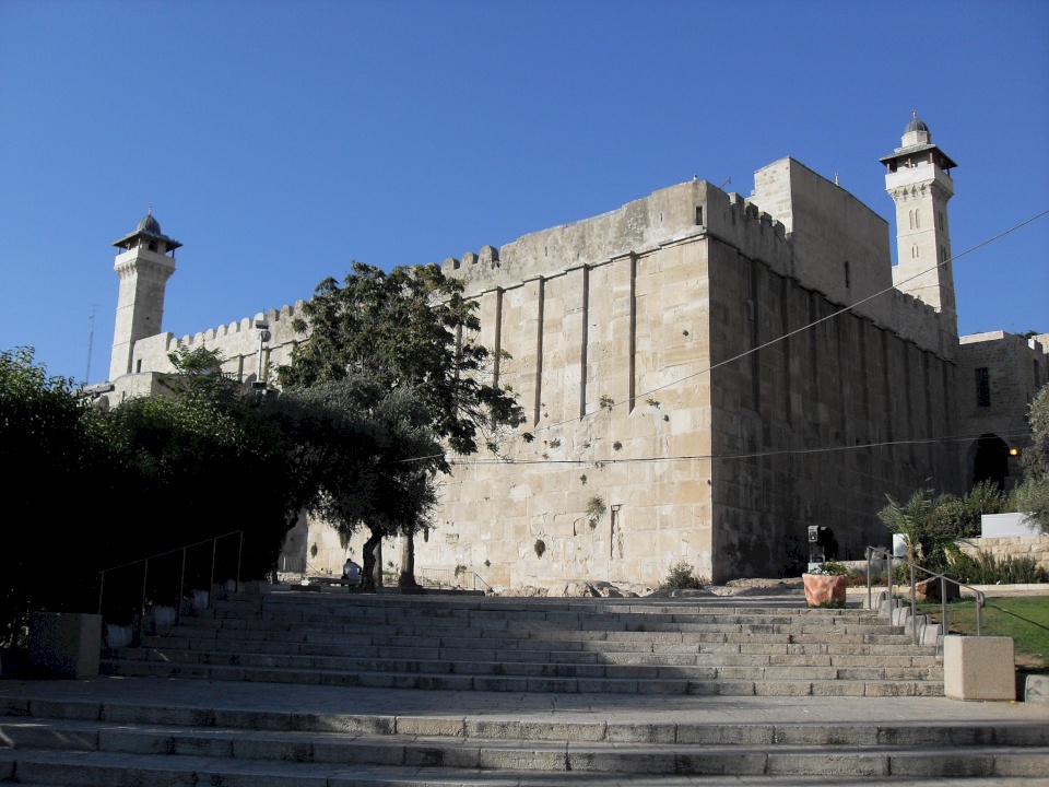 المستوطنون يحولون المسجد الإبراهيمي إلى مرقص!