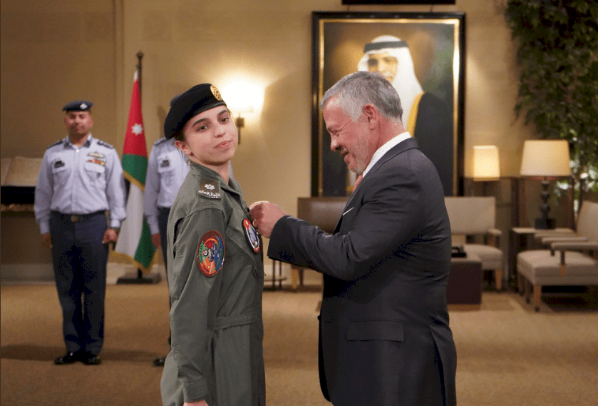 صور- العاهل الأردني يقلد الأميرة سلمى جناح الطيران