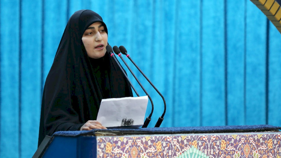 فيديو- ابنة سليماني تحمل السلاح وتوجه رسالة لإسرائيل