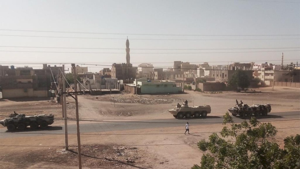 دبابات وإطلاق نار- ما الذي يجري في الخرطوم؟