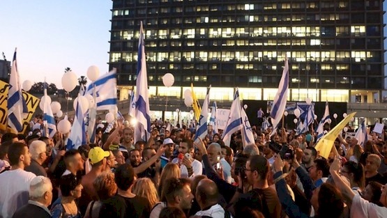 بسبب السلطة- إسرائيليون يتظاهرون بتل أبيب!