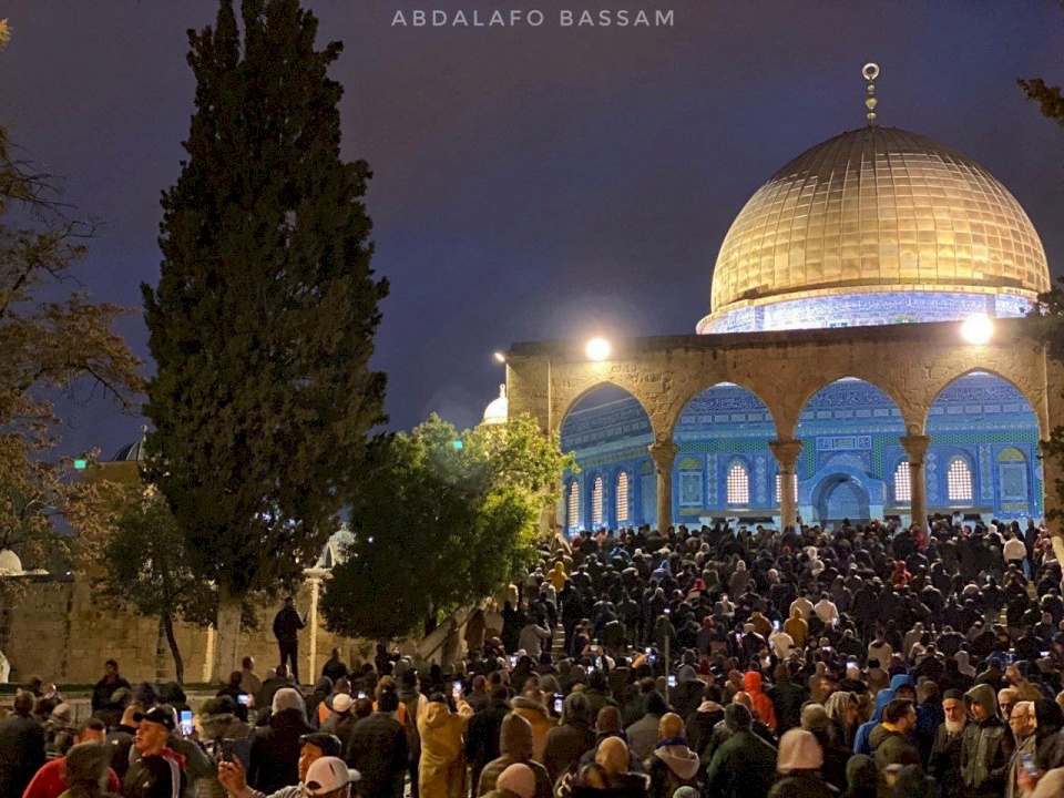 الآلاف يؤدون صلاة الفجر في المسجد الأقصى والحرم الإبراهيمي