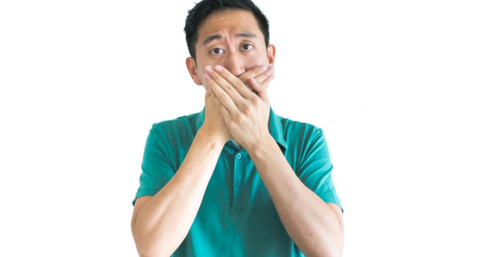 11 طريقة طبيعية لمحاربة رائحة الفم الكريهة