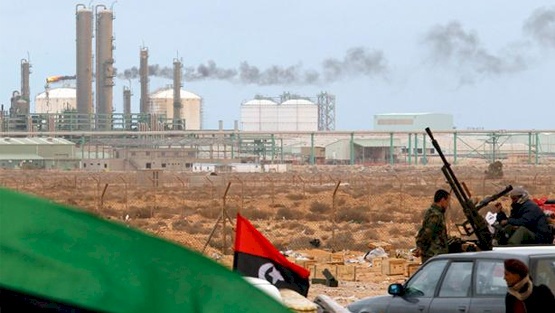 ليبيا: محتجون يوقفون تصدير النفط