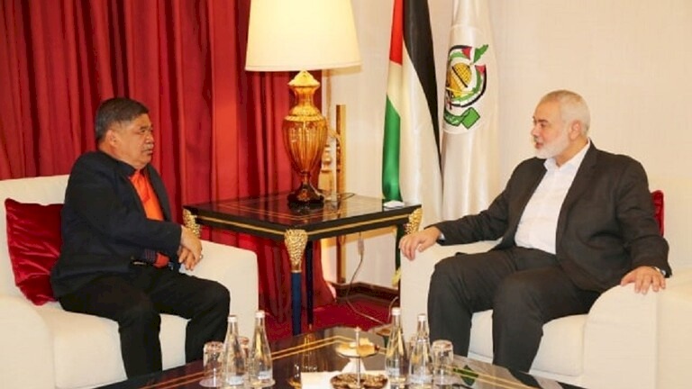 هنية يلتقي وزير الدفاع الماليزي في قطر