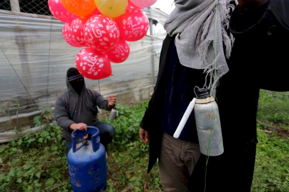 "اسرائيل" تهدد حماس بسبب البالونات الحارقة