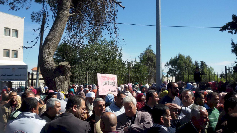 خاص| المعلمون يلوحون بالإضراب.. والكرة في ملعب "التربية"