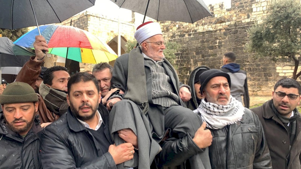 فيديو: خطيب الأقصى يدخل المسجد محمولاً على أكتاف المصلين