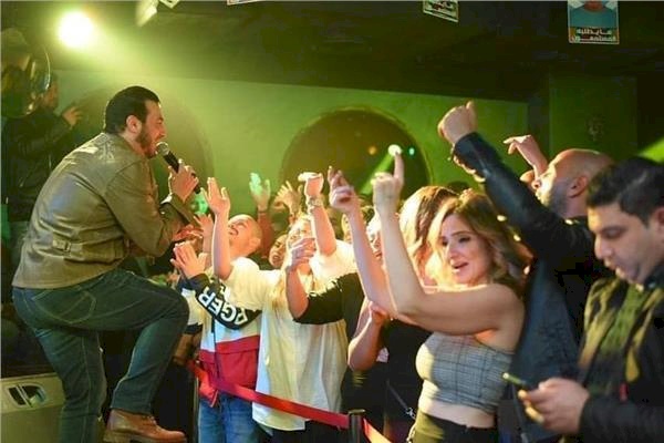 اليكم سر إحياء إيهاب توفيق حفلا غنائيا بعد أيام من وفاة والده؟