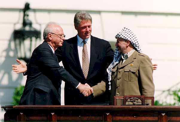 الفلسطينيون يهددون بالانسحاب من "أوسلو"