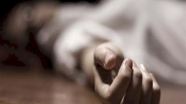 ما هو حكم كشف وجه الميت لتقبيله وتوديعه بعد التكفين؟
