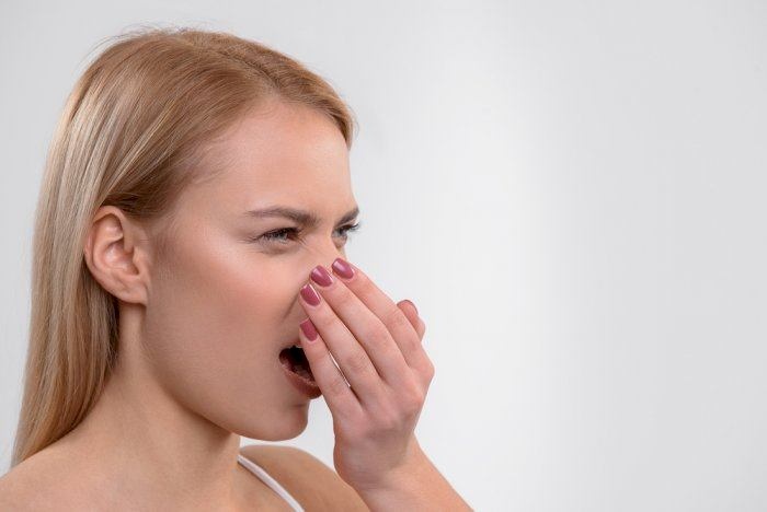 ما هي أسباب استمرار رائحة الفم الكريهة بعد الاستيقاظ من النوم؟