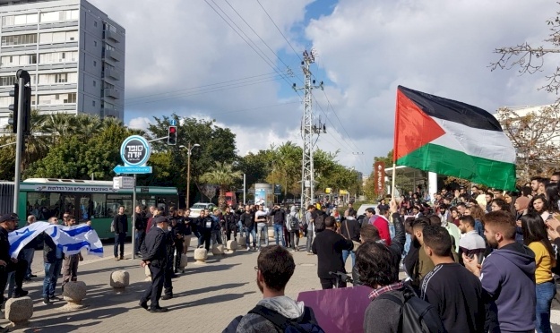 رفع العلم الفلسطيني وسط تل أبيب رفضاً لصفقة القرن